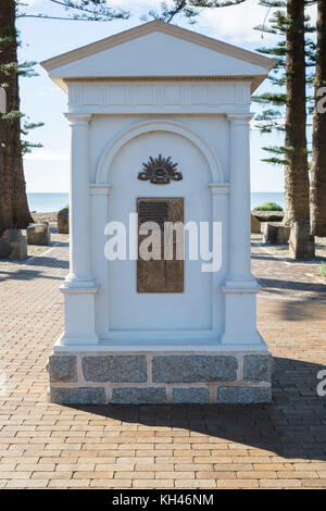 Victor Harbor, South Australia: 10. Juli 2017 - Kriegerdenkmal in Victor Harbor mit der Aufschrift 'gegen das Vergessen' Gedicht. Ein Teil der Fleurieu peni Stockfoto