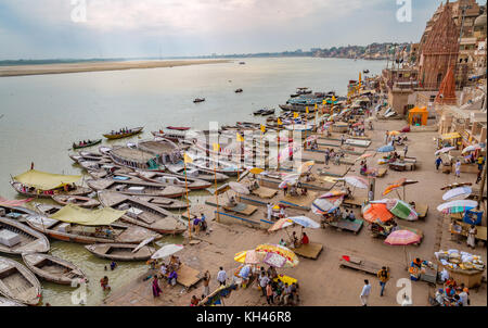Varanasi Indien ganges River Bank Luftaufnahme mit alten architektonischen Gebäuden und Boote aus Holz entlang der Ganga Fluss Ghat. Stockfoto