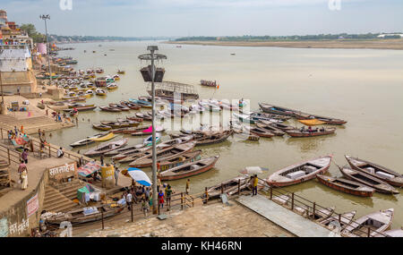 Varanasi Indien ganges River Bank Luftaufnahme mit alten architektonischen Gebäuden und Boote aus Holz entlang der Ganga Fluss Ghat. Stockfoto