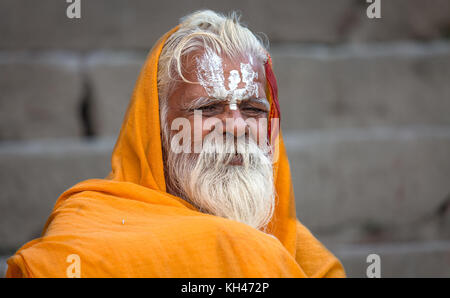 Varanasi sadhu Baba in Meditation mit geschlossenen Augen am Ganges Flussufer Stockfoto