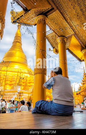 Shwedagon Pagode, Yangon, Myanmar - 21.Oktober 2017: Die heilige goldene Pagode, die die geistige Verbundenheit zu allen Buddhisten in Myanmar symbolisieren. Stockfoto