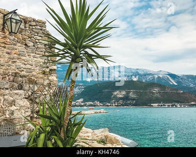 Blick aus dem 15. Jahrhundert venezianischen Zitadelle in Budva, Montenegro, die Bucht und den Balkan Bergen über die Stadt. Stockfoto