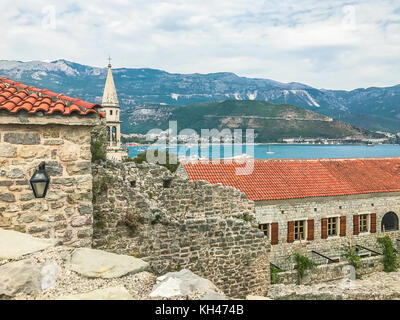 Blick aus dem 15. Jahrhundert venezianischen Zitadelle in Budva, Montenegro, auf dem Golf von der Adria und dem Balkangebirge. Stockfoto