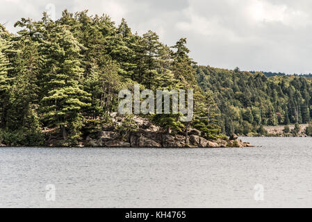 Kanada Ontario See von zwei Flüssen - Natürliche wilde Landschaft in der Nähe der Wasser im Algonquin Nationalpark Stockfoto