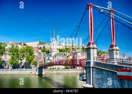 Low Angle View der St Georges Steg mit Blick auf die Altstadt von Lyon, Auvergne-Rh ône-Alpes, Frankreich Stockfoto