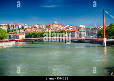 Ansicht eines einzelnen Pylon Kabel Steg des Palais de Justice, über der Saône, Lyon, Frankreich Stockfoto