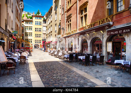 Restaurants in einer Kopfsteinpflasterstraße, die zum Mittagessen geöffnet ist, Rue St Jean, Old Lyon, Framce Stockfoto