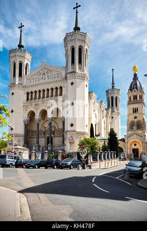 Low Angle Blick auf die Basilika Notre-Dame de Fourvière, Lyon, Frankreich Stockfoto