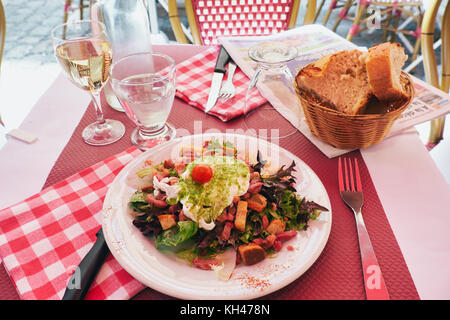 Traditioneller Salat aus Lyionnaise mit Ei und Schinken, Alt-Lyon, Frankreich Stockfoto