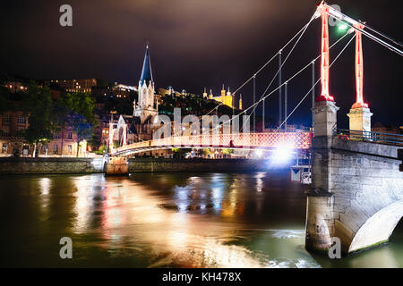 St George's Fußgängerbrücke über die Saone Fluss in der Nacht mit Alten Lyon, Auvergne-Rh ône-Alpes, Frankreich Stockfoto