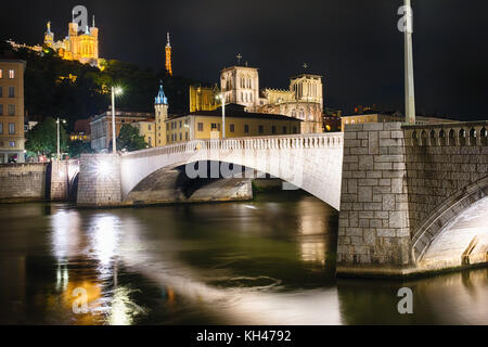 Nachtansicht der Bonaparte-Brücke mit der Skyline von Lyon, Lyon, Auvergne-Rhône-Alpes, Frankreich Stockfoto