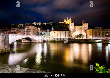 Niedrigen Winkel bei Nacht auf er Hügel Fourvière, mit Bonaparte Brücke, Lyon, Auvergne-Rh ône-Alpes, Frankreich Stockfoto