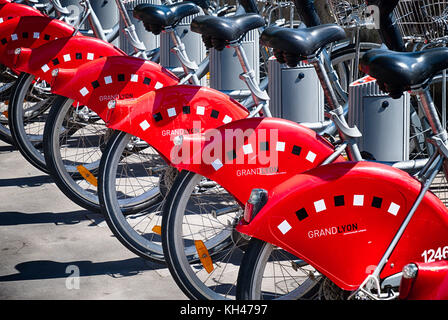 Nahaufnahme von roten Citybikes, Lyon, Frankreich Stockfoto