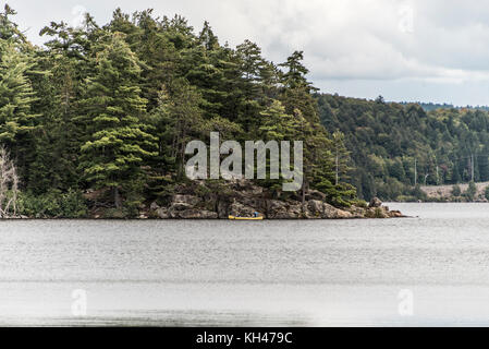 Kanada Ontario See der beiden Flüsse Paar auf einem Kanu Kanus auf dem Wasser im Algonquin Nationalpark Stockfoto