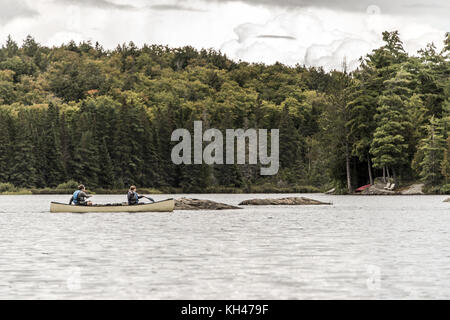 Kanada Ontario See der beiden Flüsse Paar auf einem Kanu Kanus auf dem Wasser im Algonquin Nationalpark Stockfoto