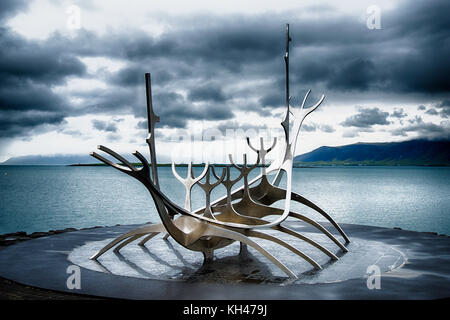 Modernes Metall Skulptur erinnert an ein Viking lange Schiff, "Die Sonne Voyager" In den Hafen von Reykjavik, Island Stockfoto