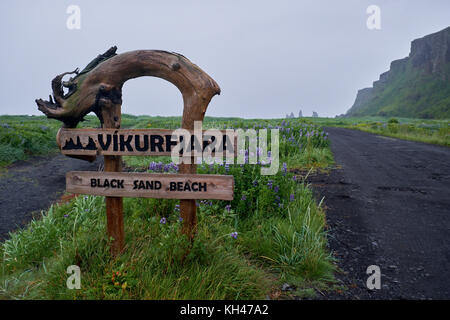 Schild am Eingang des schwarzen Sandstrand, Vik, Island Stockfoto