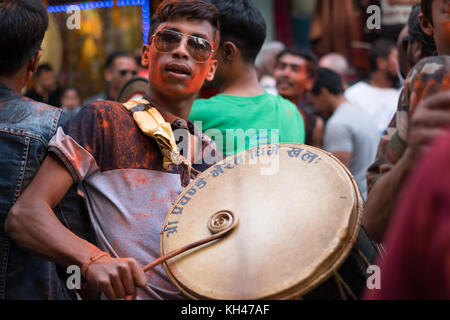 Junger Mann spielt traditionelle in den Straßen von Kathmandu, Nepal während Diwali oder Deepavali Festival 2017 Drum Stockfoto