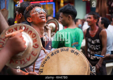 Junger Mann spielt traditionelle in den Straßen von Kathmandu, Nepal während Diwali oder Deepavali Festival 2017 Drum Stockfoto