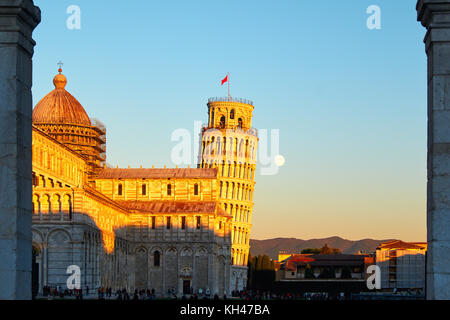 Low Angle Blick auf die Kirche von Pisa mit dem Schiefen Turm, tusacny, Italien Stockfoto