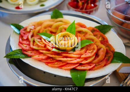 Bis Ansicht Schließen der Scheiben von frischen Tomaten auf einer Platte angeordnet sind kunstvoll, Positano, Italien Stockfoto
