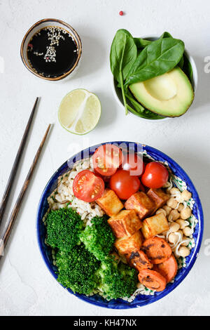 Buddha Schüssel gesunde vegetarische Salat mit Brokkoli, wilder Reis, Tofu, Karotten und Tofu. Ausgewogene Mahlzeit, gesunde Lebensweise und eine gesunde Ernährung Konzept Stockfoto