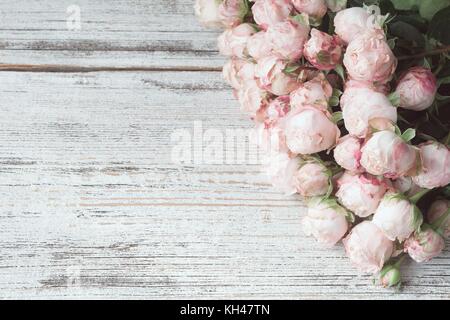 Rosen auf vintage Holz- Hintergrund. Floral frame Hintergrund, Hochzeit Hintergrund oder Hochzeit Postkarte. Kopieren Sie Platz für Text Ansicht von oben Stockfoto