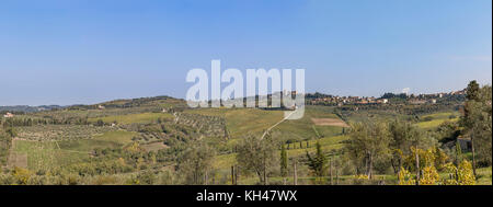 Blick auf die Stadt Castellina in Chianti mit Hügeln mit Weinbergen in der Toskana in Italien Stockfoto