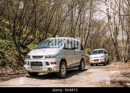 Stepantsminda gergeti, Georgien - 23. Mai 2016: Mitsubishi delica Raum Zahnrad auf der Landstraße im Frühjahr Bergwelt. delica ist eine Reihe von Lkw Stockfoto