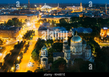 Riga, Lettland - 2. Juli 2016: Abend Nacht Luftbild Skyline, Wahrzeichen St. Peter Kirche, Boulevard von Freiheit, Freiheit Monument, National Waage Stockfoto