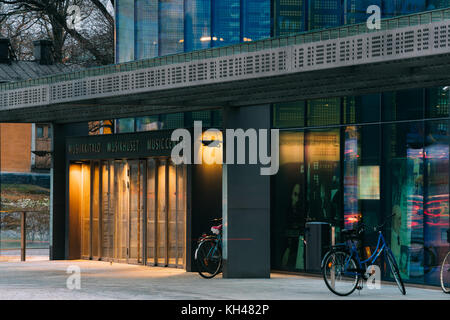 Helsinki, Finnland - 7. Dezember 2016: Eingang zum Gebäude der Music Hall Music Center in Abend. Stockfoto