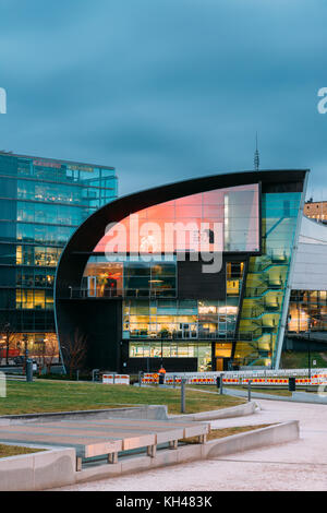 Helsinki, Finnland - 7. Dezember 2016: Abend Nacht Kiasma Museum für zeitgenössische Kunst. Das Museum zeigt die Sammlung zeitgenössischer Kunst der Stockfoto