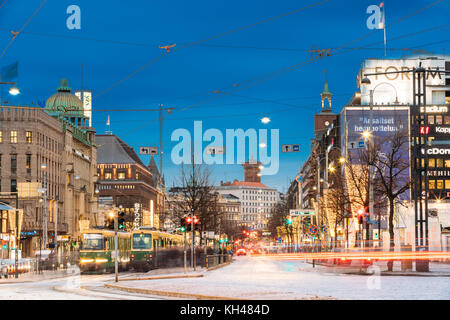 Helsinki, Finnland - 7. Dezember 2016: Straßenbahn fährt von einem Anschlag auf mannerheim Avenue in Helsinki. Nacht Blick von mannerheim Avenue in Kluuvi erhalten Bezirk in Stockfoto