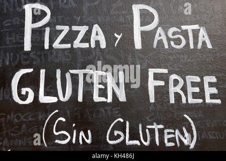 Vordergrund der Poster glutenfreies Menü in einem typischen spanischen Restaurant, Sevilla, Andalusien, Spanien Stockfoto