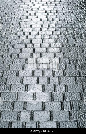 Stock eines Straße mit Steinfliesen in Salamanca, Madrid, Spanien. Stockfoto