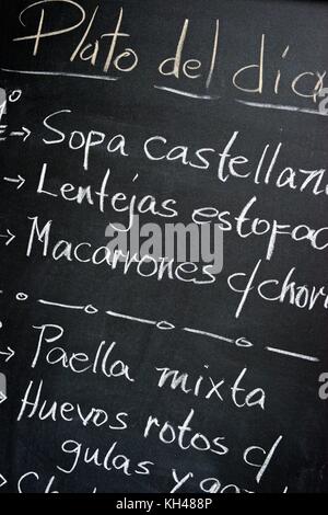 Vordergrund der Poster der tägliche Menü in einem typischen spanischen Restaurant, Madrid, Spanien. Stockfoto