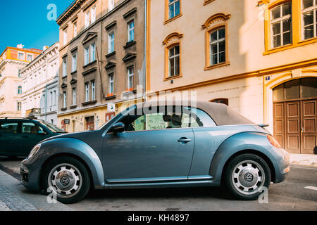 Prag, Tschechische Republik - 23. September 2017: Seitenansicht des blauen Volkswagen New Beetle Cabriolet Auto in der Straße geparkt. Stockfoto