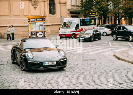 Prag, Tschechische Republik - 23. September 2017: Vorderansicht des schwarzen Porsche 991 Targa 4s Autos auf der Straße. Auto der zweiten Generation Stockfoto