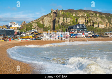 Hastings Fischerboote auf die Altstadt Stade Fischer's Beach, Rock-a-Nore, East Sussex, Großbritannien gezeichnet Stockfoto