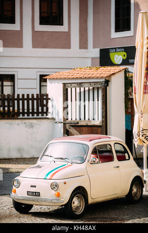 Cesky Krumlov, Tschechische Republik - 27 September 2017: Ansicht des alten Retro Vintage White Farbe fiat Nuova 500 Parkplätze an der Straße Stockfoto