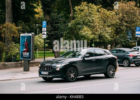 Vilnius, Litauen - 28. September 2017: Blick auf Luxus Farbe weiß Maserati levante Autos auf der Straße Stockfoto