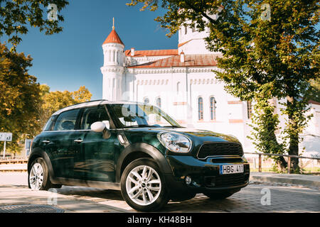 Vilnius, Litauen - 29. September 2017: Grüne Farbe Mini Cooper Parkplatz in der Nähe der Kathedrale der "Theotokos" in der Altstadt von Vilnius. Stockfoto