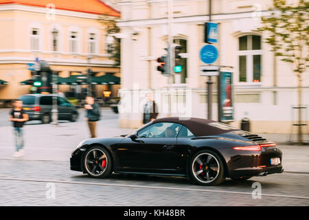 Vilnius, Litauen - 29. September 2017: Seitenansicht des schwarzen Porsche 991 Targa 4s Autos auf der Straße. Auto der zweiten Generation Stockfoto