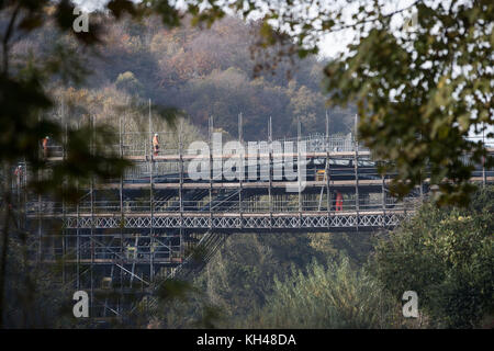 Spezialisierte Restauratoren, die für English Heritage arbeiten, beginnen mit wichtigen Reparaturarbeiten an der Iron Bridge, über dem Fluss Severn in Shropshire, in einem &pound;3.6 Millionen Projekt, um sie zu erhalten. Die Brücke, die 1779 errichtet wurde, war die erste einspannige Bogenbrücke der Welt, die aus Gusseisen gefertigt wurde und einen Wendepunkt in der britischen Ingenieurskunst markierte. Stockfoto