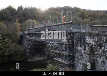 Spezialisierte Restauratoren, die für English Heritage arbeiten, beginnen mit wichtigen Reparaturarbeiten an der Iron Bridge, über dem Fluss Severn in Shropshire, in einem £3.6-Millionen-Projekt, um sie zu erhalten. Die Brücke, die 1779 errichtet wurde, war die erste einspannige Bogenbrücke der Welt, die aus Gusseisen gefertigt wurde und einen Wendepunkt in der britischen Ingenieurskunst markierte. Stockfoto