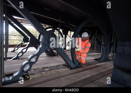 Spezialisierte Restauratoren, die für English Heritage arbeiten, beginnen mit wichtigen Reparaturarbeiten an der Iron Bridge, über dem Fluss Severn in Shropshire, in einem £3.6-Millionen-Projekt, um sie zu erhalten. Die Brücke, die 1779 errichtet wurde, war die erste einspannige Bogenbrücke der Welt, die aus Gusseisen gefertigt wurde und einen Wendepunkt in der britischen Ingenieurskunst markierte. Stockfoto