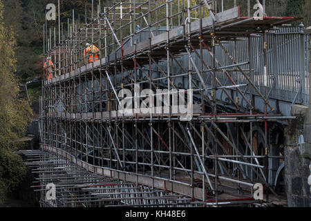 Spezialisierte Restauratoren, die für English Heritage arbeiten, beginnen mit wichtigen Reparaturarbeiten an der Iron Bridge, über dem Fluss Severn in Shropshire, in einem &pound;3.6 Millionen Projekt, um sie zu erhalten. Die Brücke, die 1779 errichtet wurde, war die erste einspannige Bogenbrücke der Welt, die aus Gusseisen gefertigt wurde und einen Wendepunkt in der britischen Ingenieurskunst markierte. Stockfoto