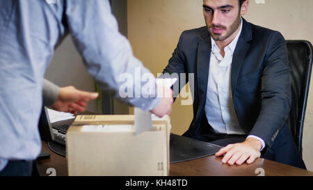 Geschäftsmann Paket empfangen Stockfoto