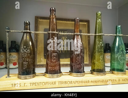 Alte Flaschen von Bier im Museum in Moskau brauen Leistungsspektrum Stockfoto