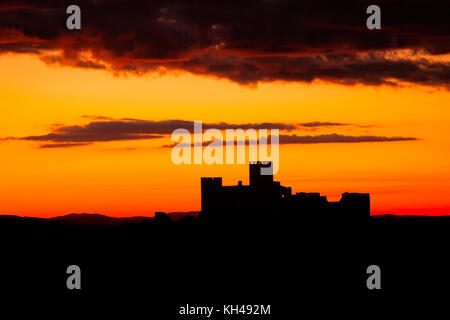 Silhouette einer erstaunlichen Schloss über einen roten Himmel Stockfoto